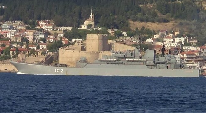 2 Rus savaş gemisi Çanakkale Boğazı&#039;ndan geçti