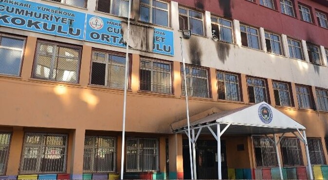 Hakkari&#039;de bir okul daha yakıldı