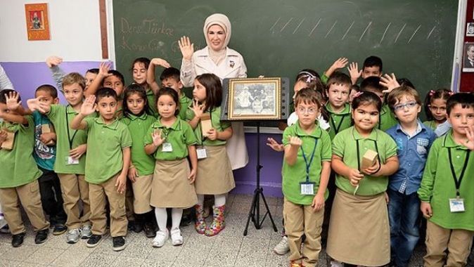 Emine Erdoğan mezun olduğu okula gitti