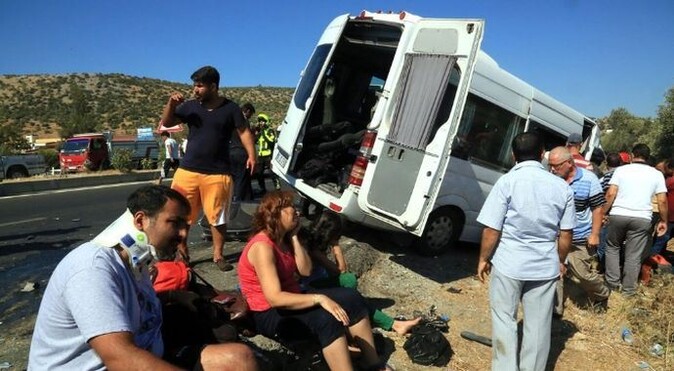 Turist minibüsü kaza yaptı: 15 yaralı
