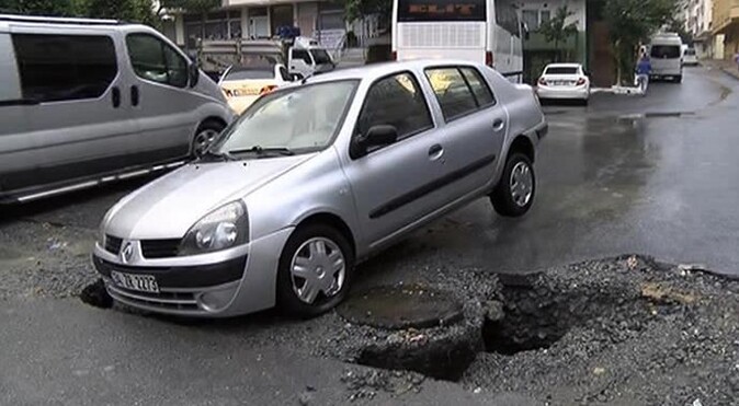 İstanbul&#039;da yağmur yolu çökertti, arabalar çukura girdi!..