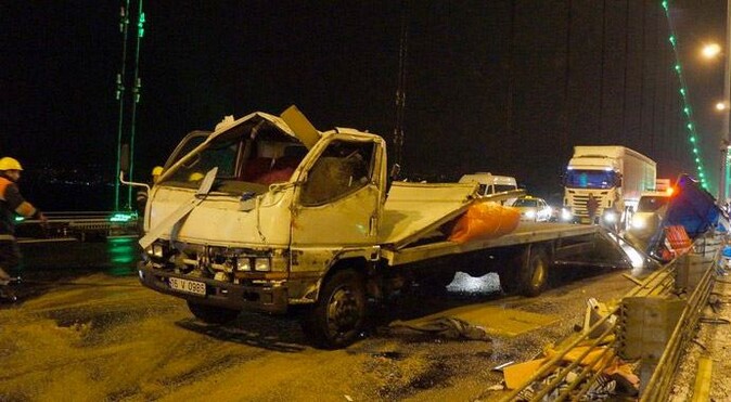 Kuvvetli fırtına İstanbul&#039;da tarfik kazalarına neden oldu