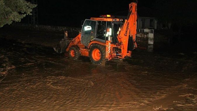 Hatay&#039;da sel felaketi Antakya-İskenderun yolunu trafiğe kapattı
