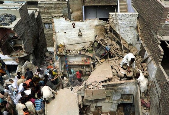 Pakistan&#039;da bina çöktü! 11 ölü
