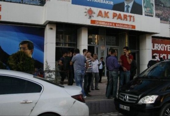 AK Parti Diyarbakır İl Başkanlığına taşlı saldırı