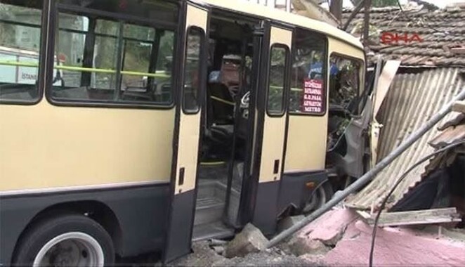 İstanbul&#039;da minibüs gecekonduya daldı: 7 yaralı