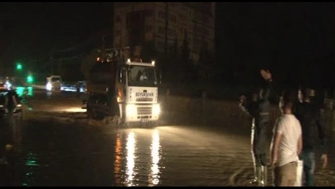 Ankara&#039;daki sağanak yağış hayatı felç etti