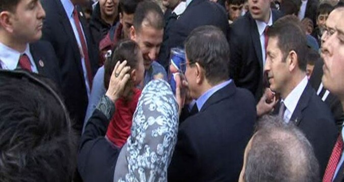 Davutoğlu, Ali Gaffar Okkan&#039;ın şehit edildiği caddeyi gezdi