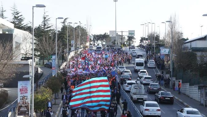 Trabzonsporlu taraftarlardan TFF&#039;ye protesto