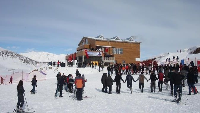 Hakkari&#039;deki kayak merkezi ilk yabancı misafirlerini ağırladı