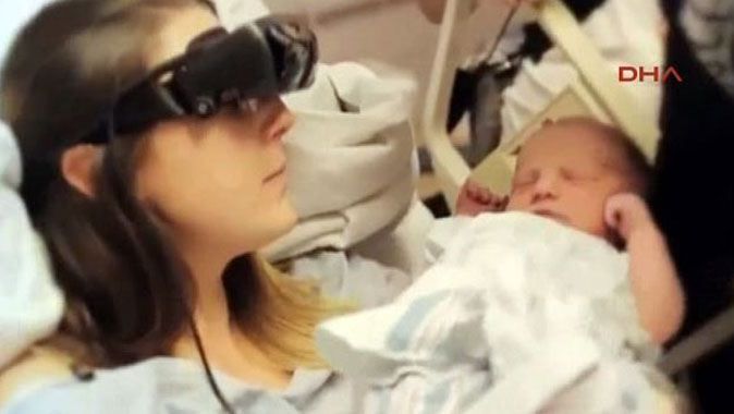 Görme engelli anne bebeğini ilk kez gördü