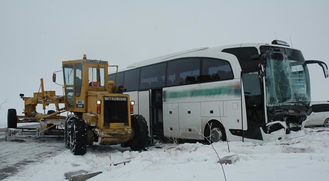 Kar küreyen greyder, yolcu otobüsü ile çarpıştı, 4 yaralı
