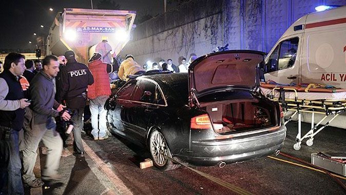 İstanbul&#039;da bir araba yol çalışması yapan işçilere çarptı, 2 ölü