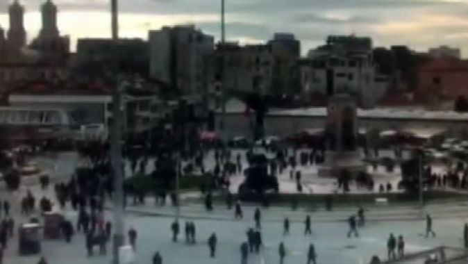 Taksim&#039;de polise silahlı saldırı