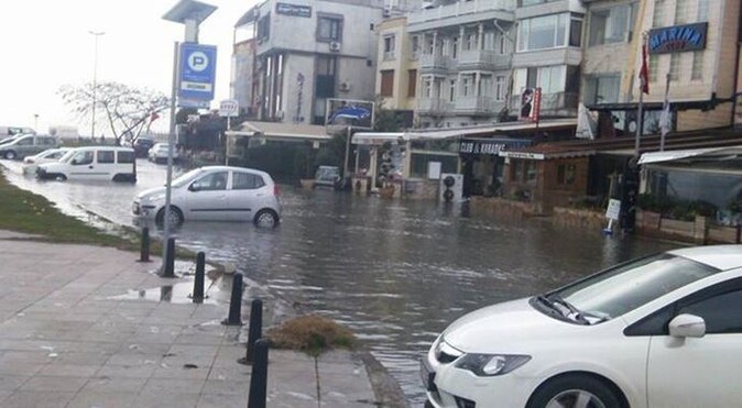 Yeşilköy&#039;de deniz taştı, sokakları sel batı