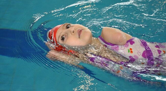 7 yaşındaki Nisanur yüzerek hayata tutundu