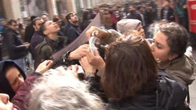 Taksim&#039;de eylemci kadının kafasına kalas düştü