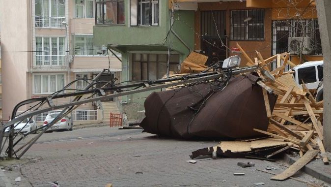 İstanbul&#039;da lodos apartman çatısını komple söktü