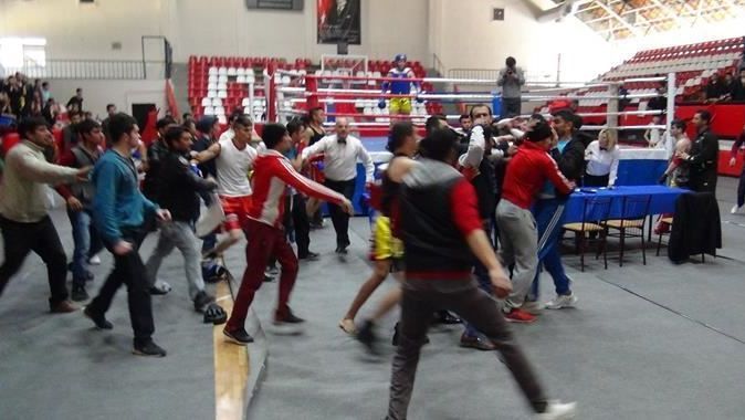 Muay Thai seçmelerinde salon savaş alanına döndü