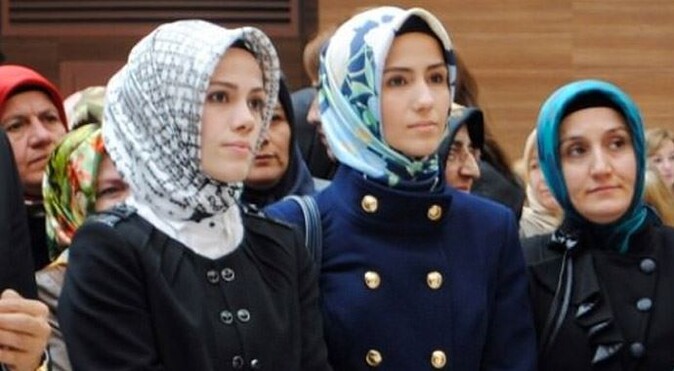 Cumhurbaşkanı Erdoğan&#039;ın kızları Özgecan&#039;ın evinde!