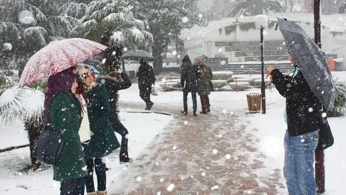 İstanbul&#039;da beklenen kar başladı! O ilde okullar 2 gün tatil edildi