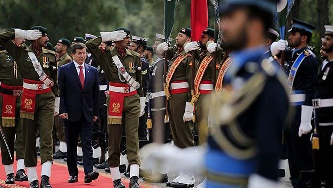 Başbakan Pakistan&#039;da resmi törenle karşılandı