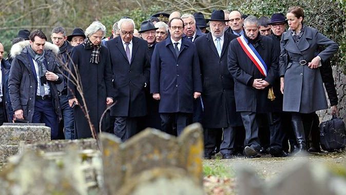 Fransa Cumhurbaşkanı Hollande Yahudi mezarlığında