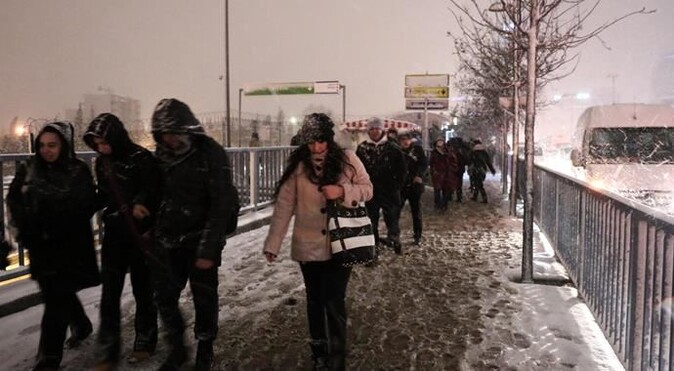 Beşiktaş&#039;ta vatandaşlar yolda kaldı