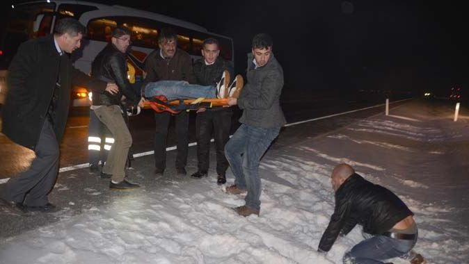 Yolcu otobüsü karlı yolda yuvarlandı, 1 ölü 38 de yaralı var