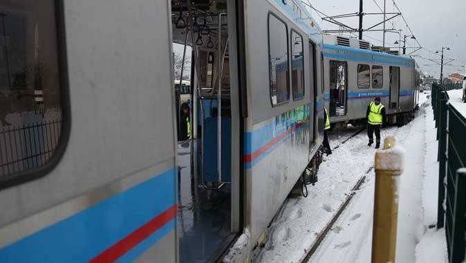 İstanbul&#039;da kar tramvayı raydan çıkardı