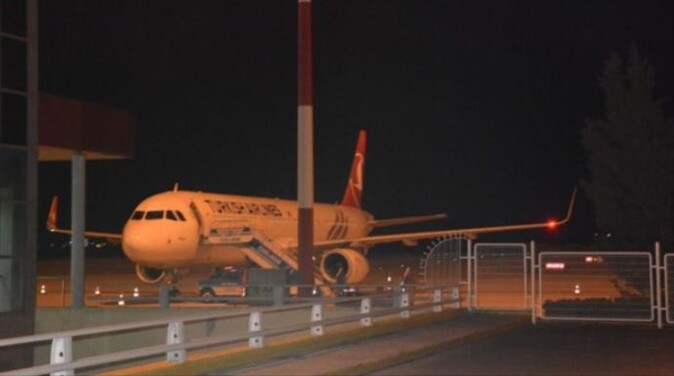 Türkiye&#039;den giden uçaktaki kadın terör şüphesiyle gözaltına alındı