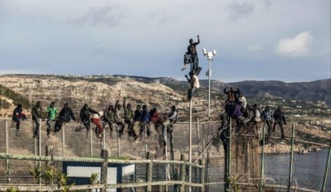Duvar aşmaya çalışan göçmenleri güvenlik güçleri engelledi