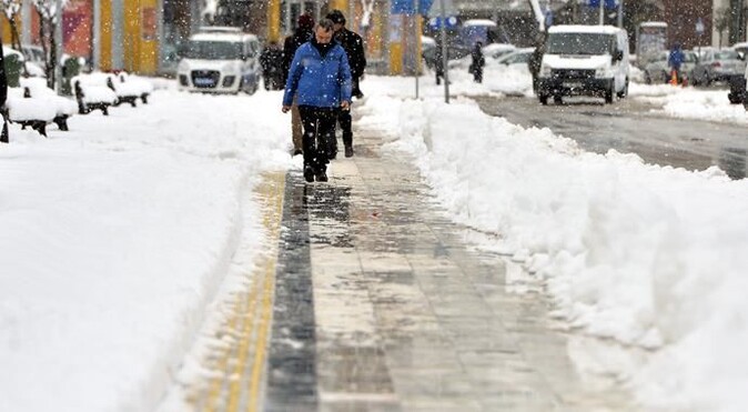 Düzce&#039;de okullar kar sebebi ile tatil edildi
