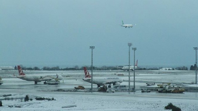 Atatürk Havalimanı&#039;nda uçuşlar yeniden başladı