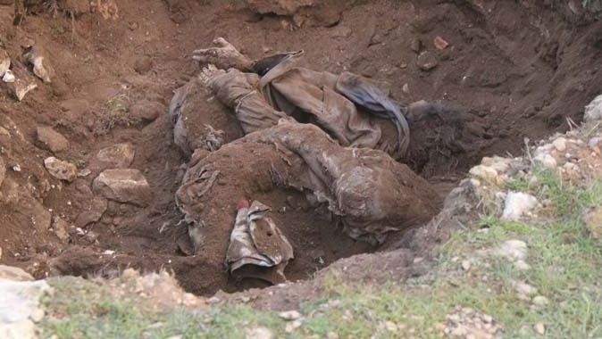 Şanlıurfa&#039;da çobanlar toprağa gömülü 2 ceset buldu