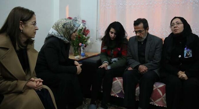 Sare Davutoğlu&#039;ndan acılı aileye ziyaret