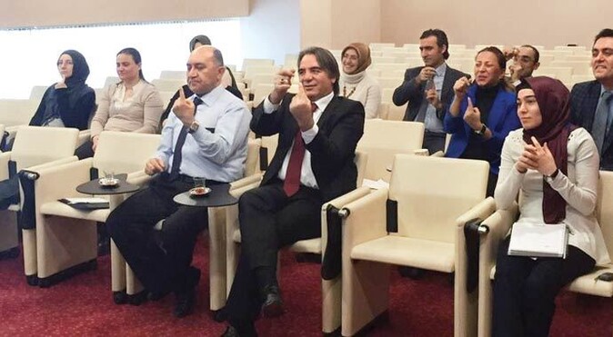 AK Partili vekiller işaret dili öğreniyor