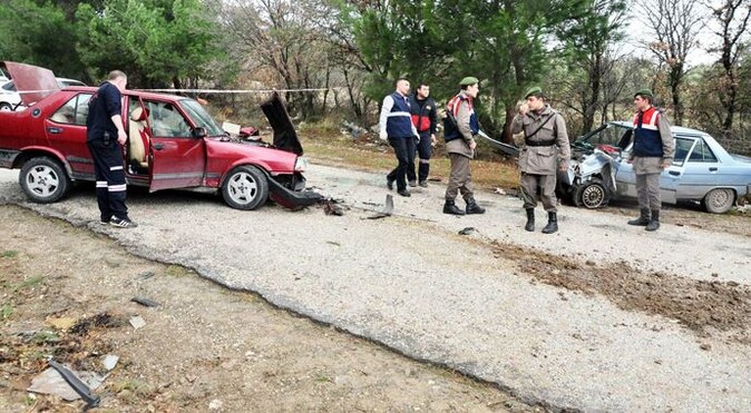 Soma&#039;da 2 araba kafa kadaya çarpıştı, 7 yaralı var