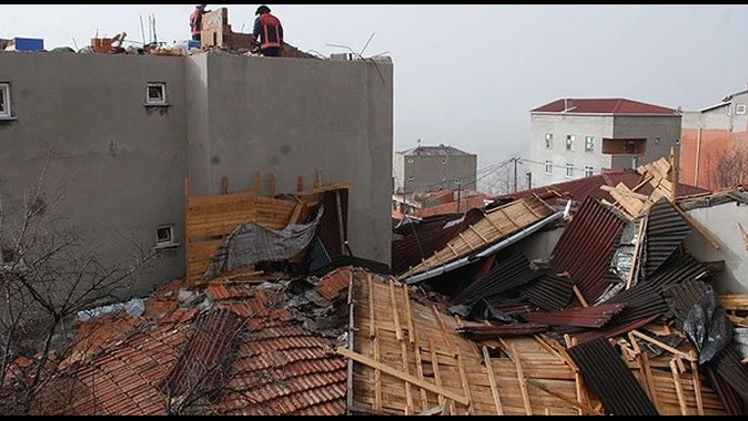 İstanbul&#039;u lodos vurdu,  297 evin çatısı uçtu