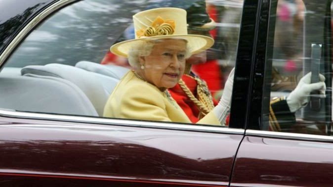Kraliçe Elizabeth 37 bin dolar maaşa şoför arıyor!