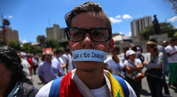 Venezuela&#039;da hükümet karşıtı gösterilere katılım artıyor