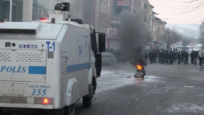 Erzurum&#039;da terör yandaşları polisle çatıştı, yaralılar var