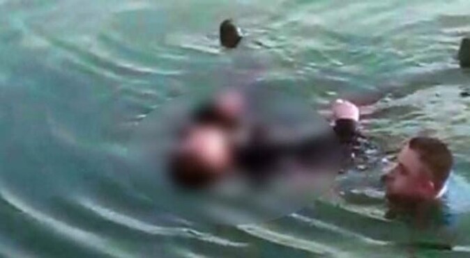 Denize atlayan adamı polis yüzerek kurtardı