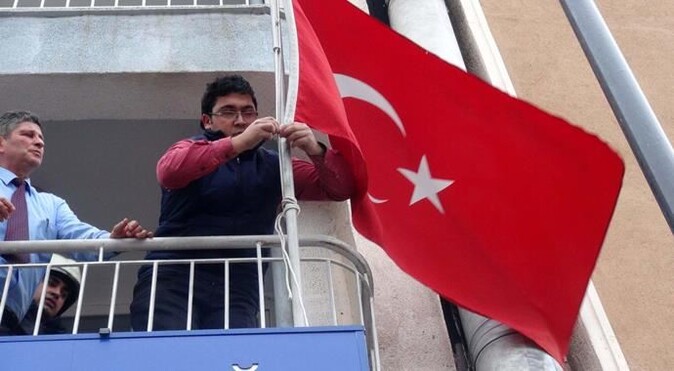 Türk bayrağı yanmaktan son anda kurtarıldı
