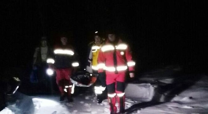 Yaralı çocuğu karlı yolda 4 kilometre yürüyerek kurtardılar