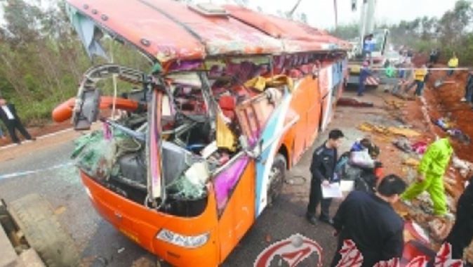 Çin&#039;de otobüs kazası: 22 ölü