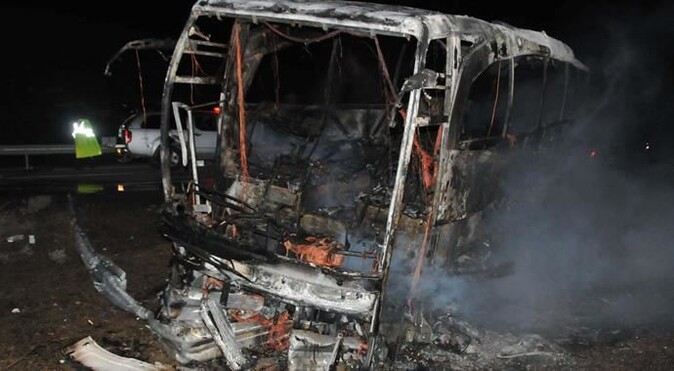 Bariyerlere çarpan otobüs alev alev yandı: 7 yaralı