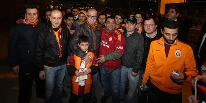 Galatasaray&#039;da taraftar yönetim el ele