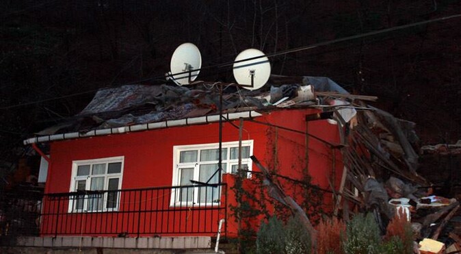 Beşiktaş&#039;ta toprak kayması, iki katlı bina çöktü