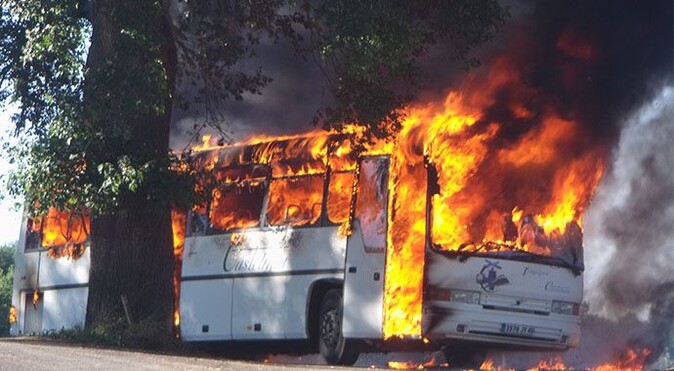 Yolcu dolu otobüsü yaktılar: 7 ölü!